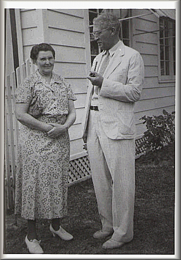 Photograph of  Clara Esterman Meiners (1876-1963) and George Gerard Meiners (1875-1954)